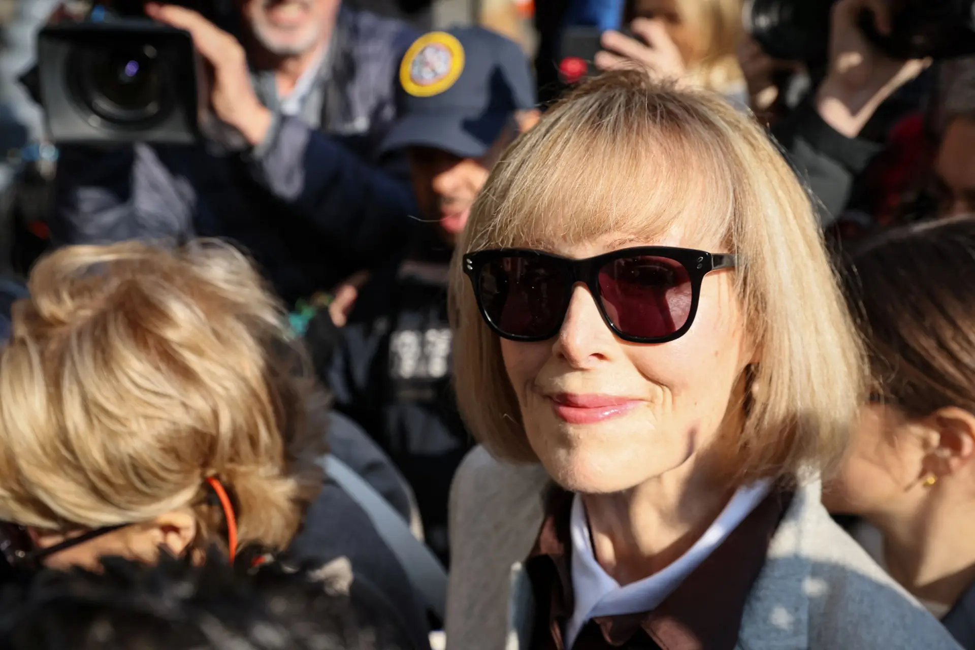 E. Jean Carroll à chegada ao tribunal de Nova Iorque a 25 de abril de 2023