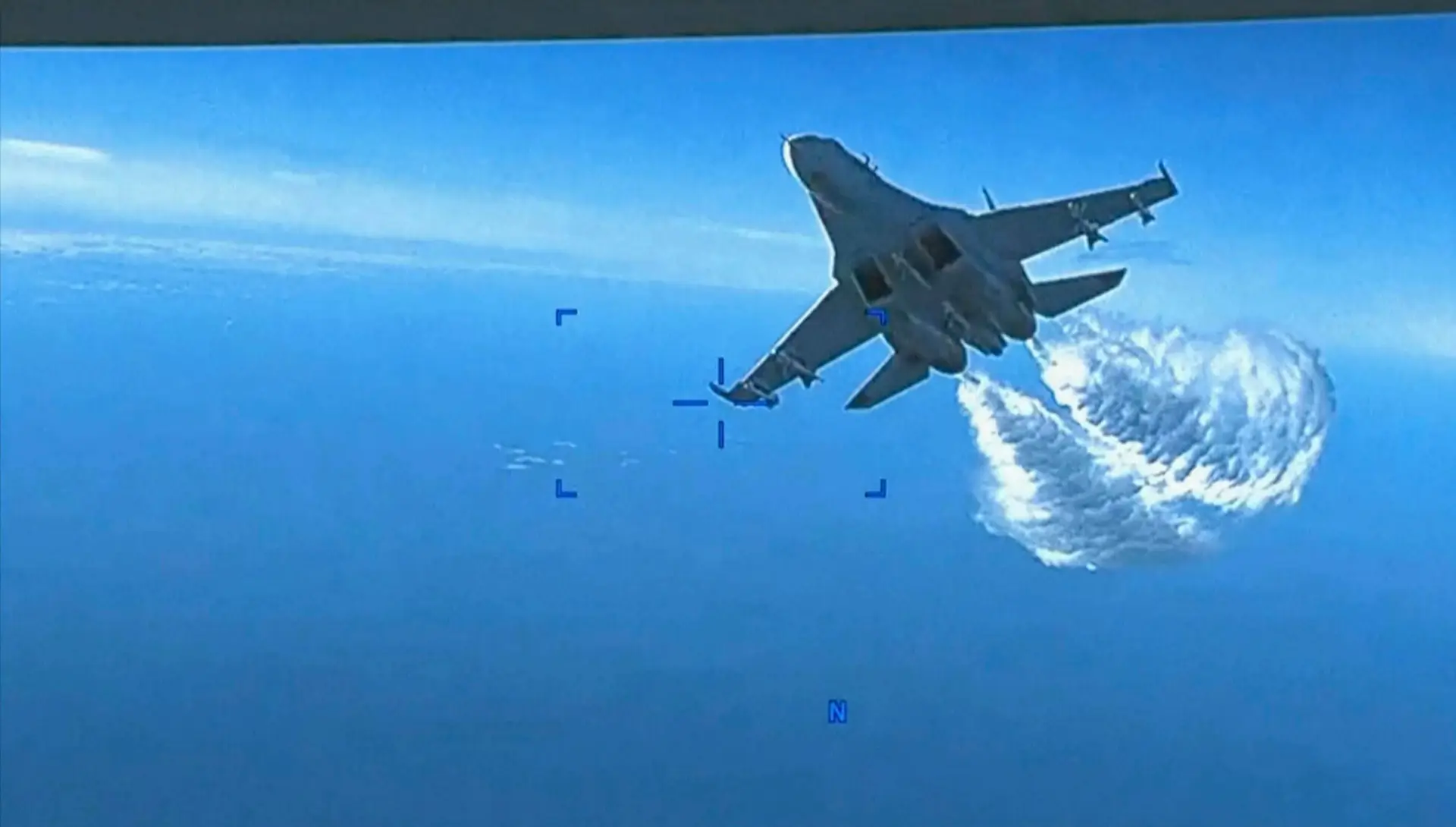Um caça da Rússia Su-27 sobre o mar Negro em março 2023
