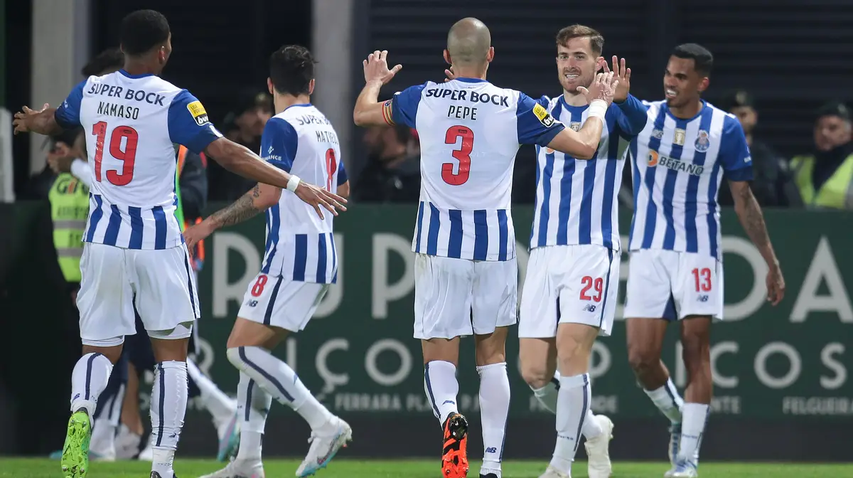 Equipa do FC Porto celebra depois de marcar diante do Paços de Ferreira para a Primeira Liga.
