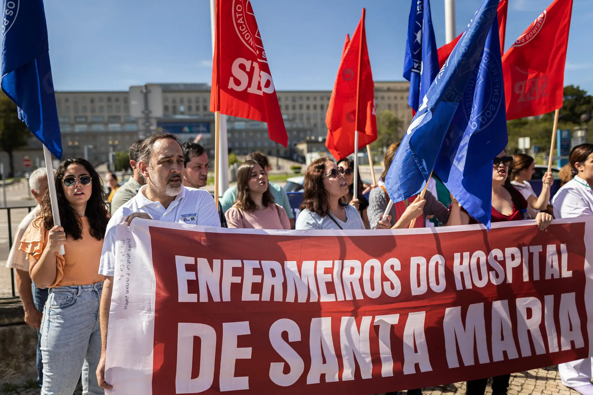 Greve dos enfermeiros: encerrados blocos e serviços no Hospital Santa Maria