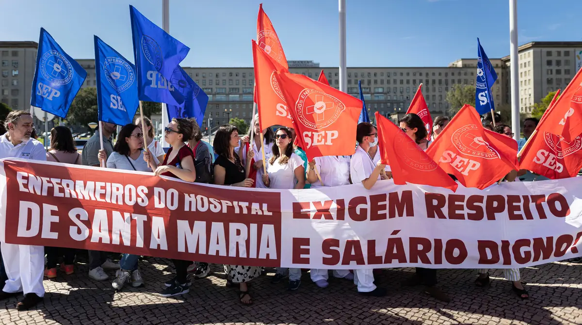 Enfermeiros concentrados manifestam-se em dia de greve dos enfermeiros do Centro Hospitalar Universitário Lisboa Norte (CHULN), convocada pelo Sindicato dos Enfermeiros Portugueses.