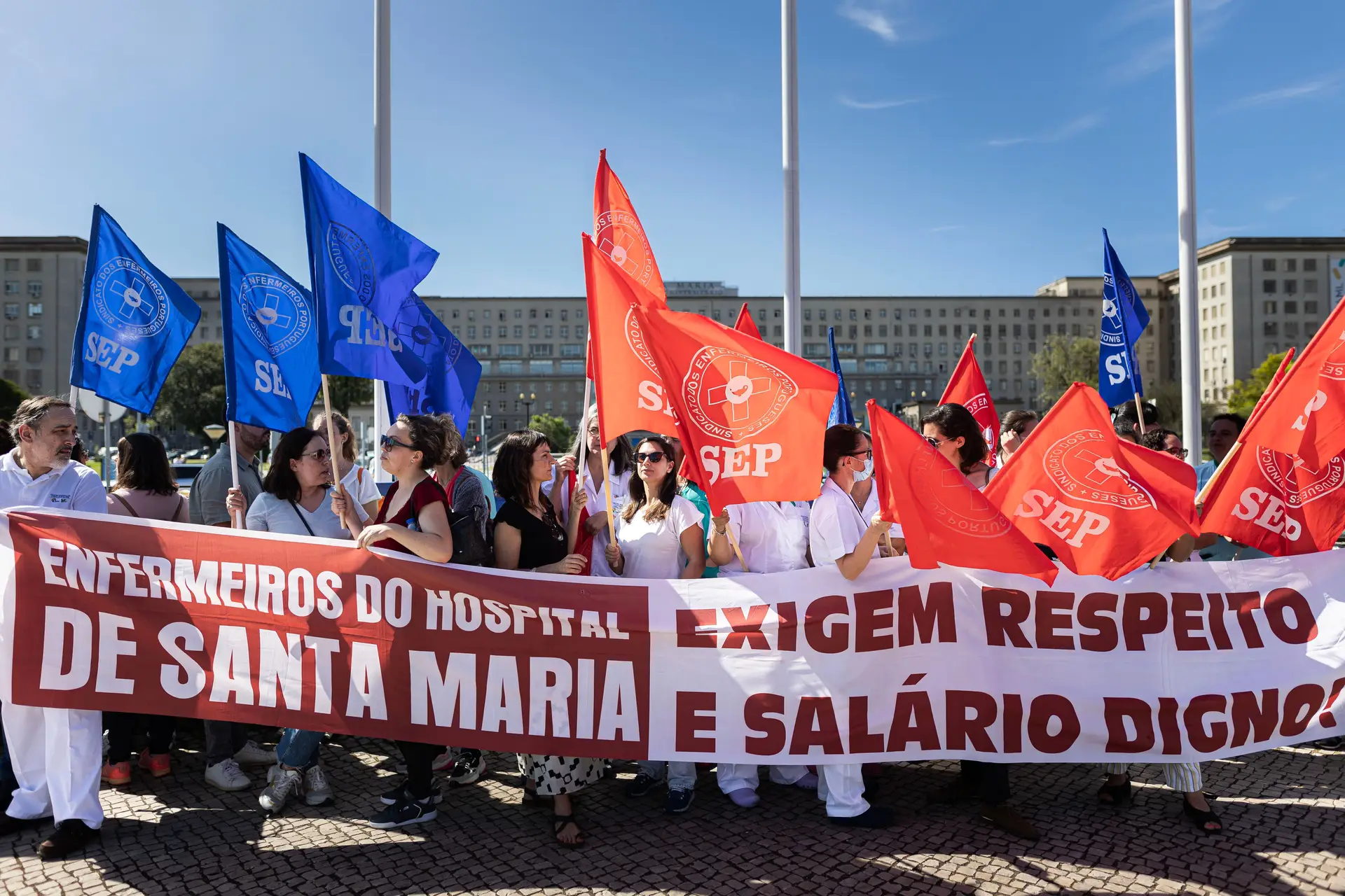 Enfermeiros concentrados manifestam-se em dia de greve dos enfermeiros do Centro Hospitalar Universitário Lisboa Norte (CHULN), convocada pelo Sindicato dos Enfermeiros Portugueses.