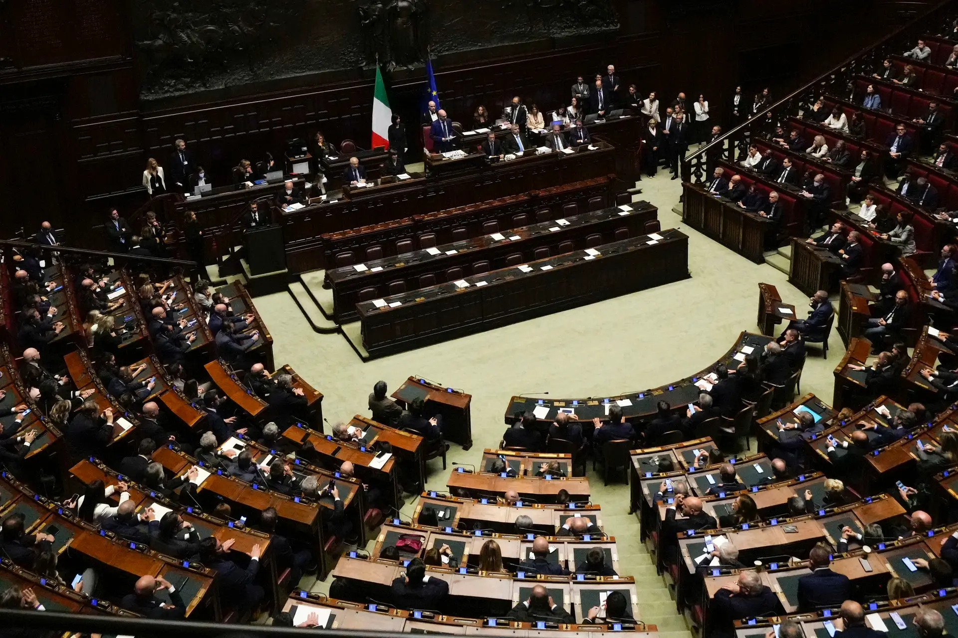 Tensão e insultos obrigam a suspender debate no Parlamento italiano
