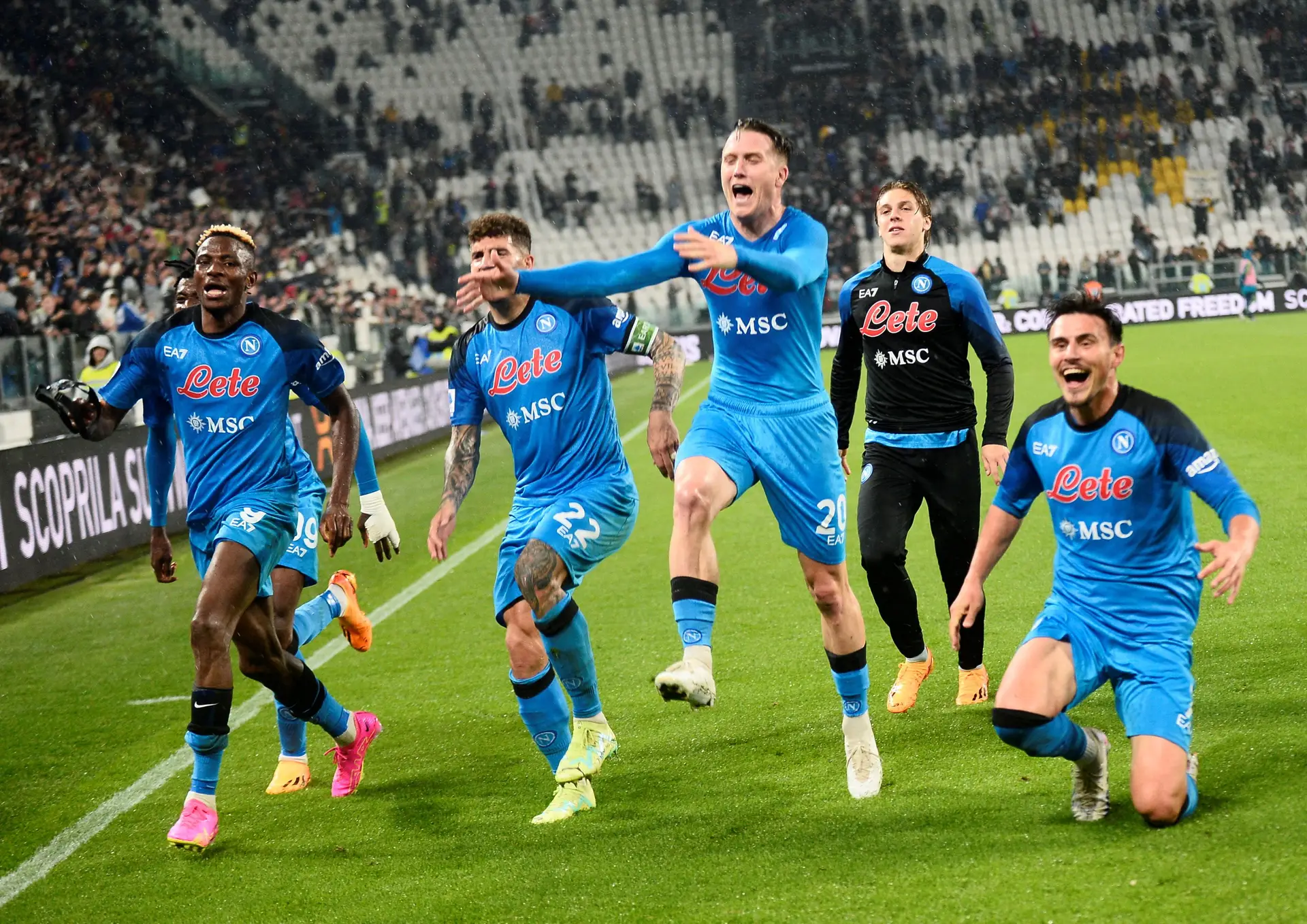 Jogadores do Nápoles festejam depois de vencerem a Juventus para a Serie A.