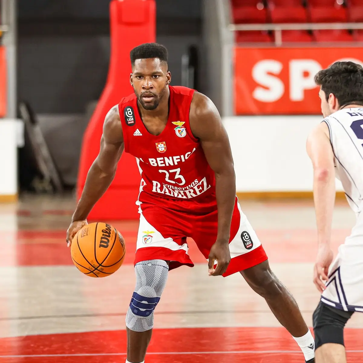 Basquetebol: Benfica 'desaparece' no último quarto e FC Porto vence na Luz  (63-68) - JPN