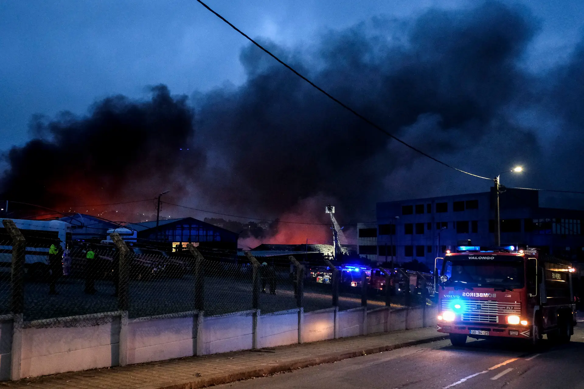 Incêndio de grandes dimensões atinge fábrica de produtos químicos em Gondomar