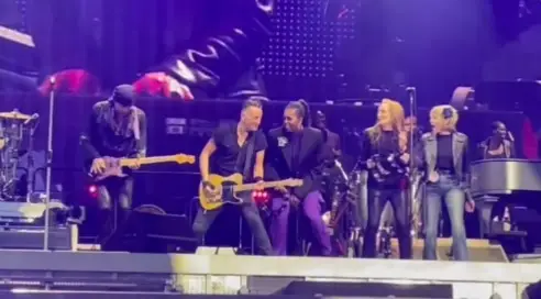 O momento surpreendente em que Michelle Obama canta com Springsteen em Barcelona