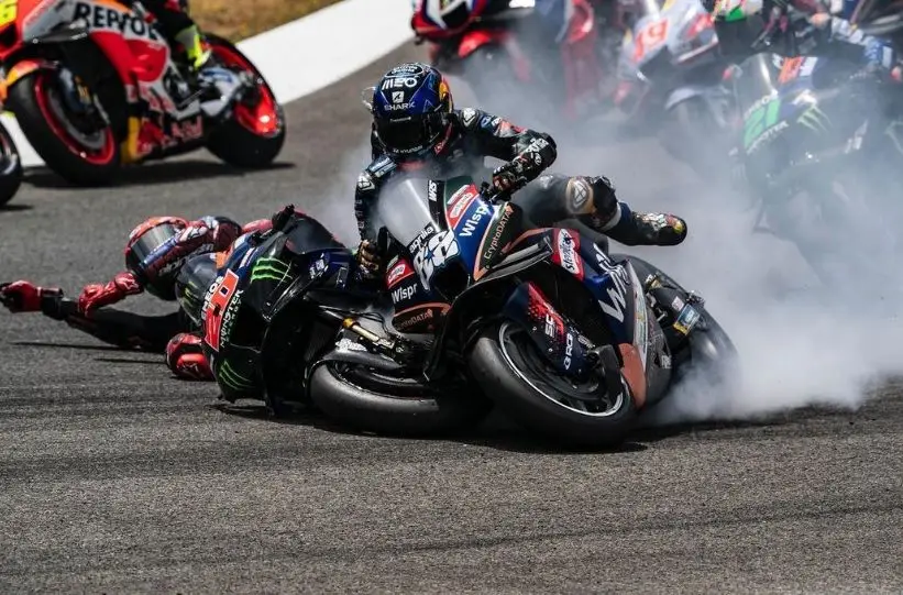 MotoGP/Portugal: Segunda sessão de treinos interrompida após queda de Pol  Espargaró