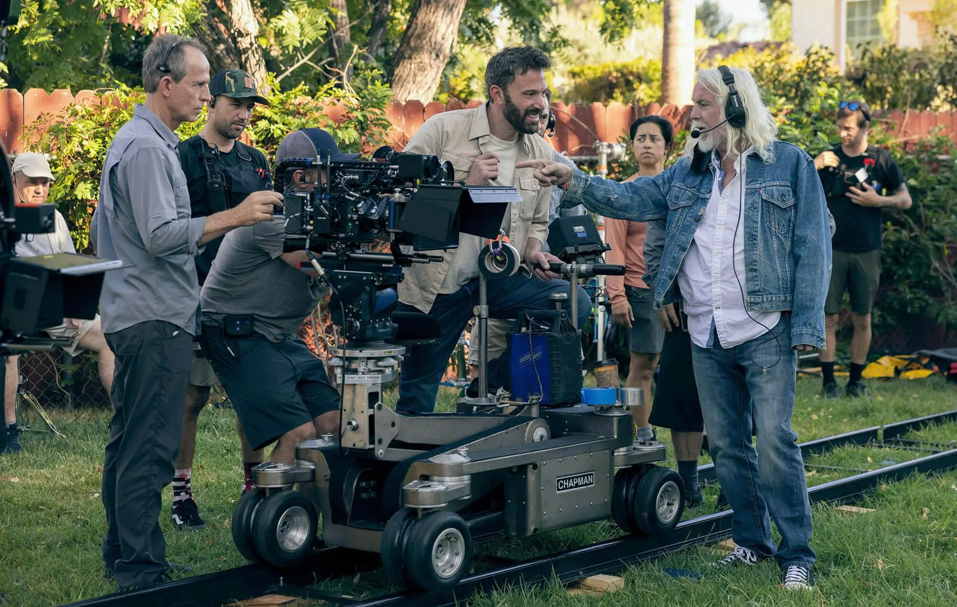 Rodagem de "Air": Ben Affleck, ao centro, dialoga com Robert Richardson, director de fotografia
