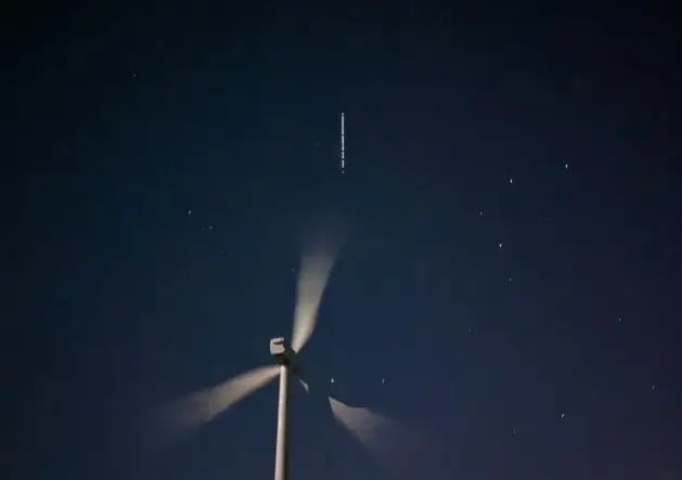 Viu um rasto de luzes no céu? Não são OVNIs, há uma explicação