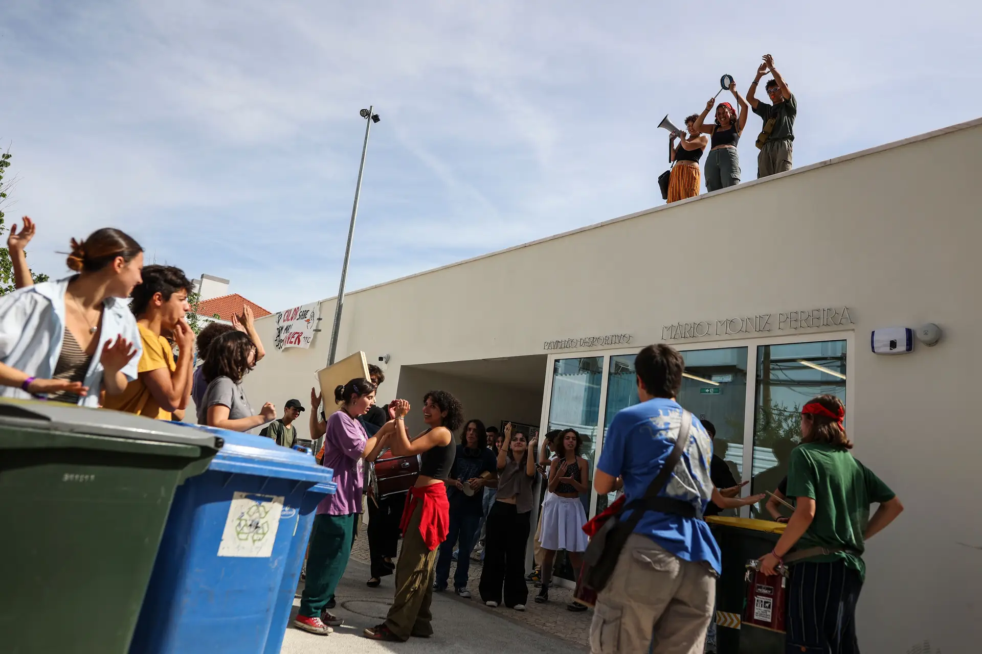 Estudantes fecham Liceu Camões a cadeado em defesa do fim do fóssil até 2030