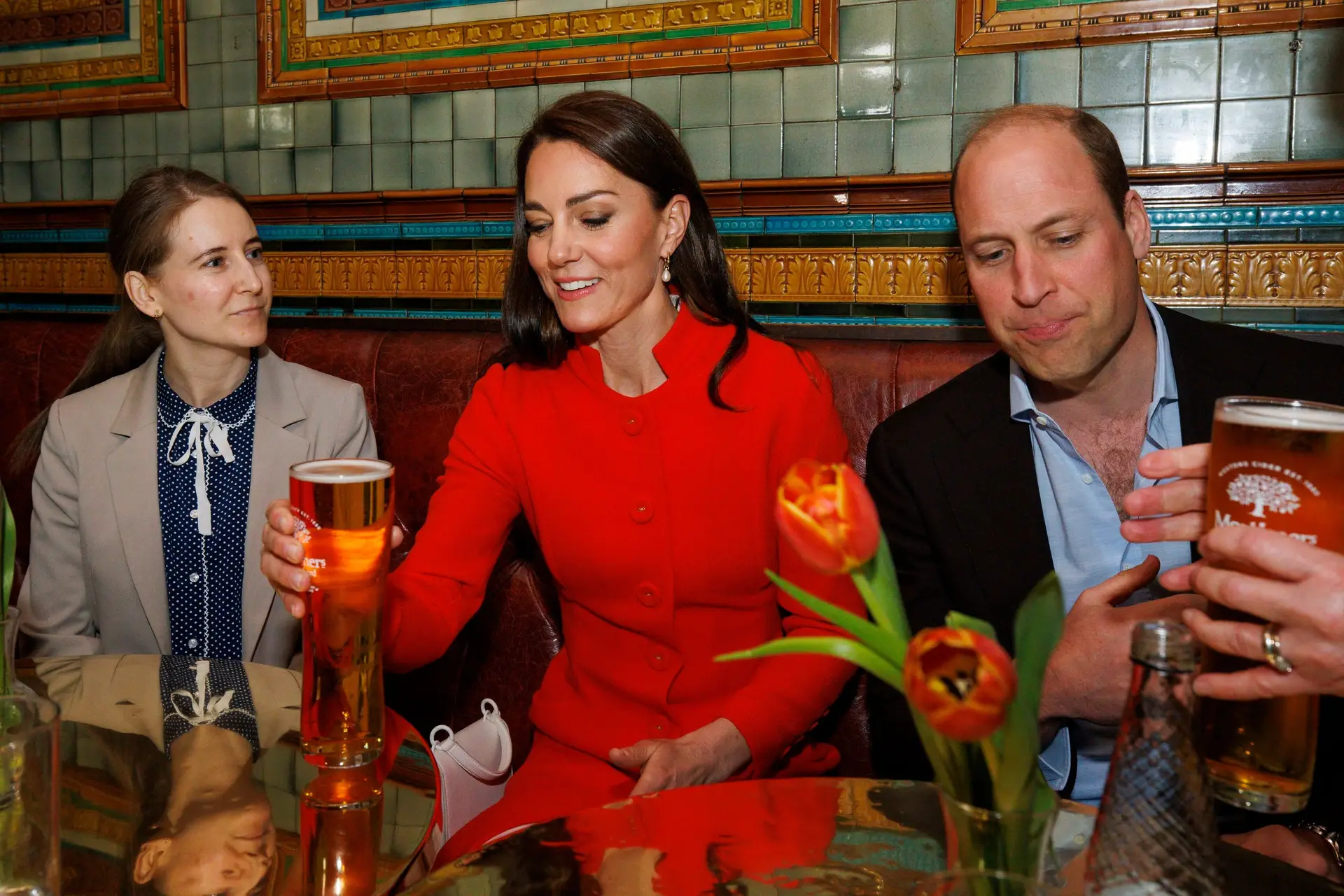 William e Kate viajam de Metro e bebem cerveja num 'pub'