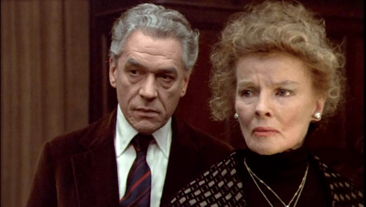 Paul Scofield e Katharine Hepburn: actores excepcionais para uma recriação exemplar da peça de Edward Albee
