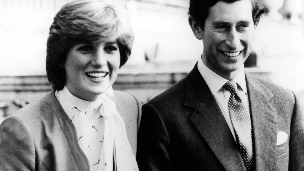 Carlos e a princesa Diana depois de terem anunciado o noivado, em 1981