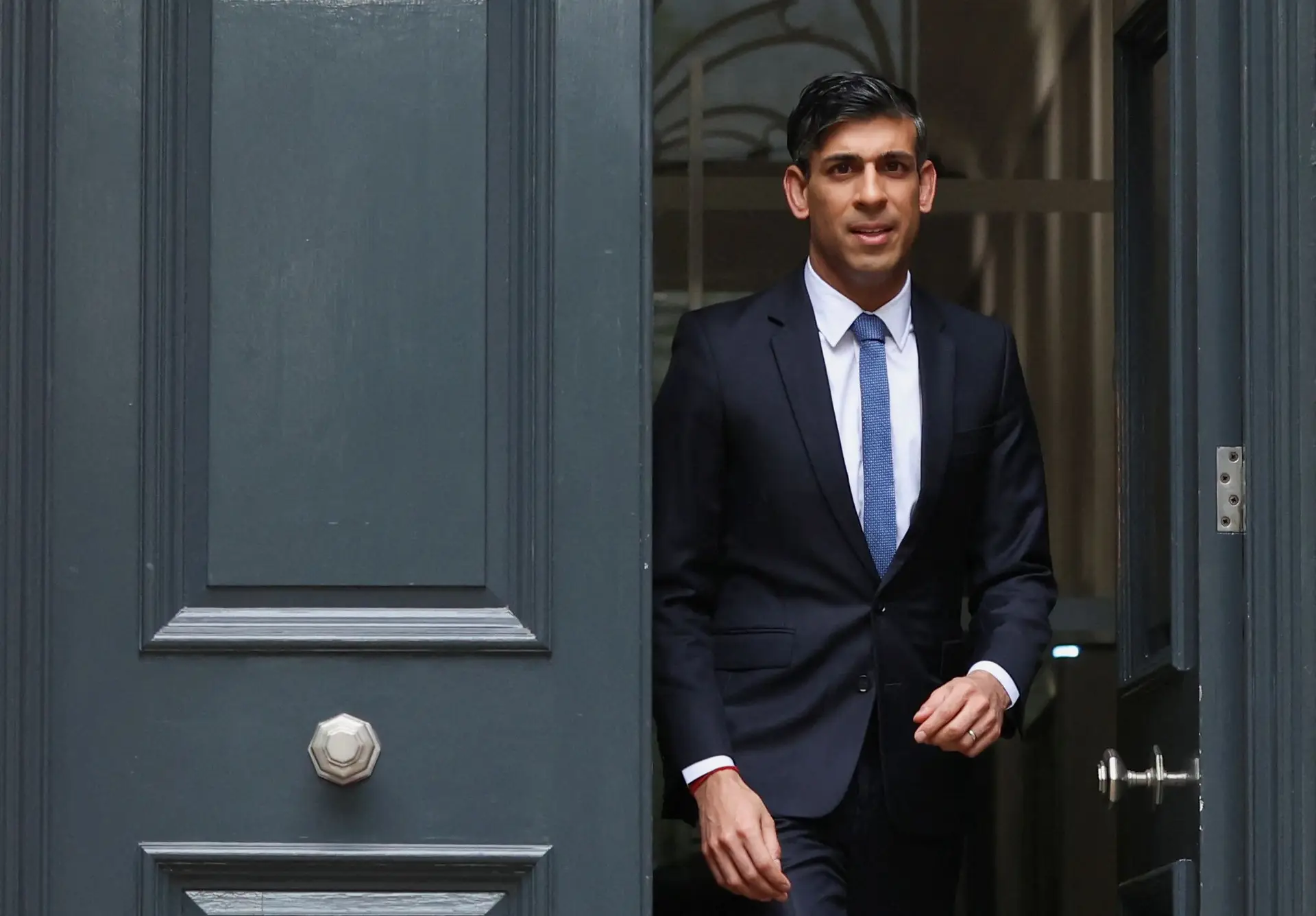 Rishi Sunak enfrenta rebelião interna sobre deportação de migrantes para Ruanda