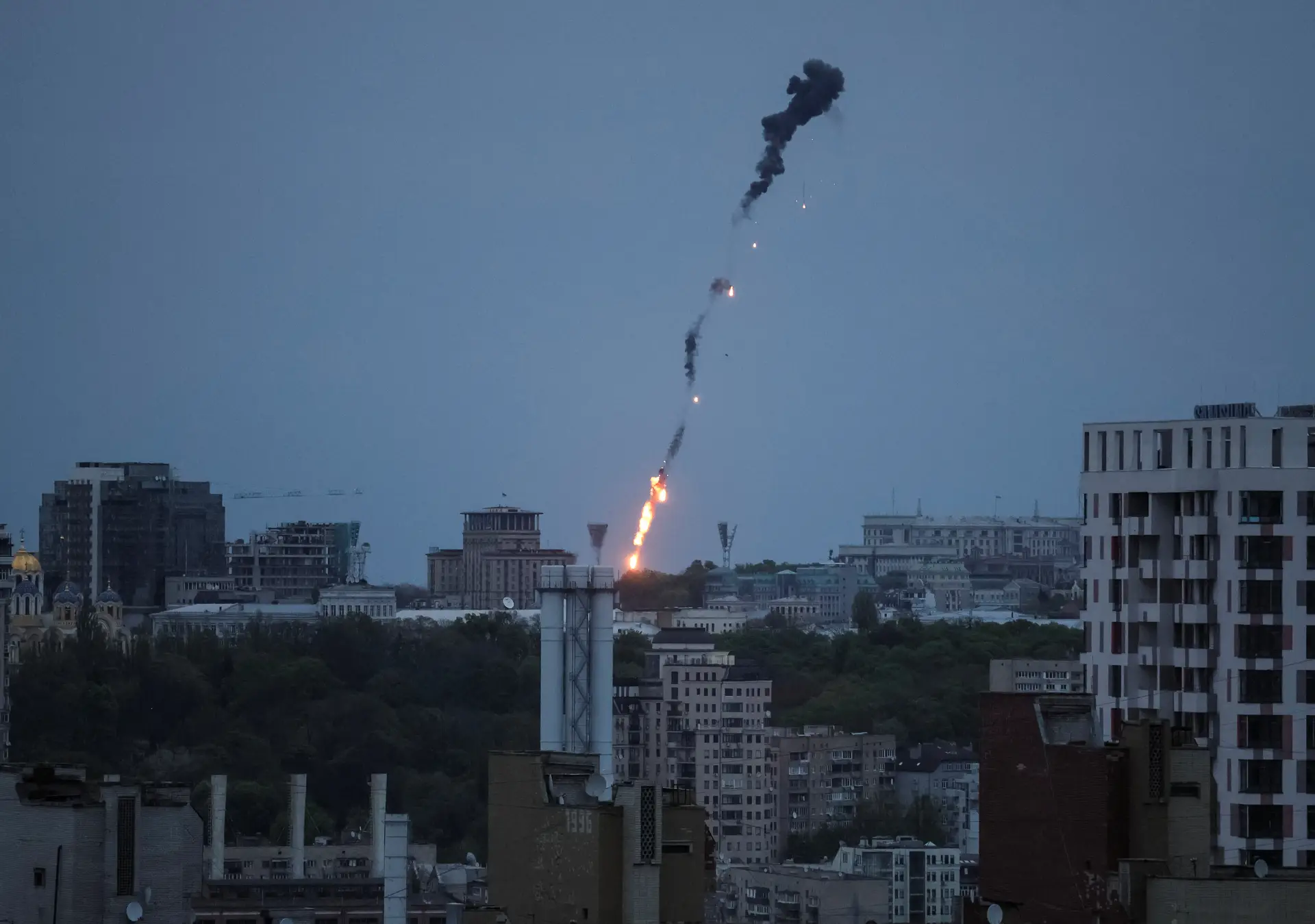 Uma explosão de um drone durante um ataque russo, em Kiev.