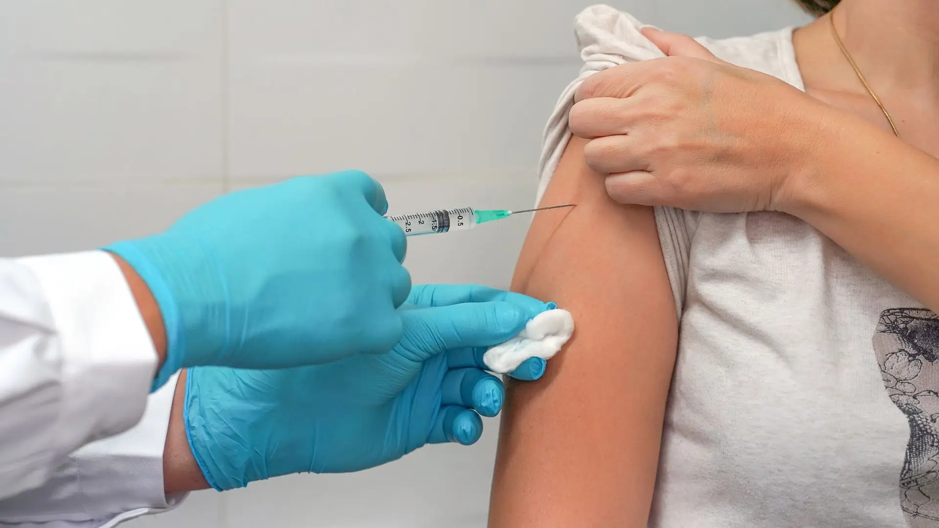 Vacinação contra covid-19 e gripe: médicos aguardam orientações para esclarecer utentes
