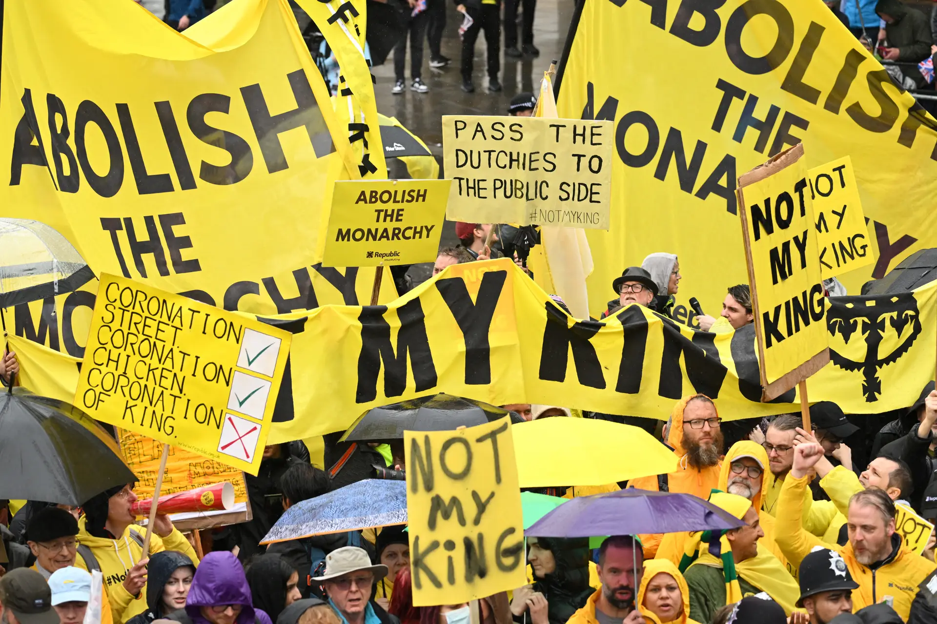 "Not my king": detenções de ativistas antimonarquia durante coroação de Carlos III