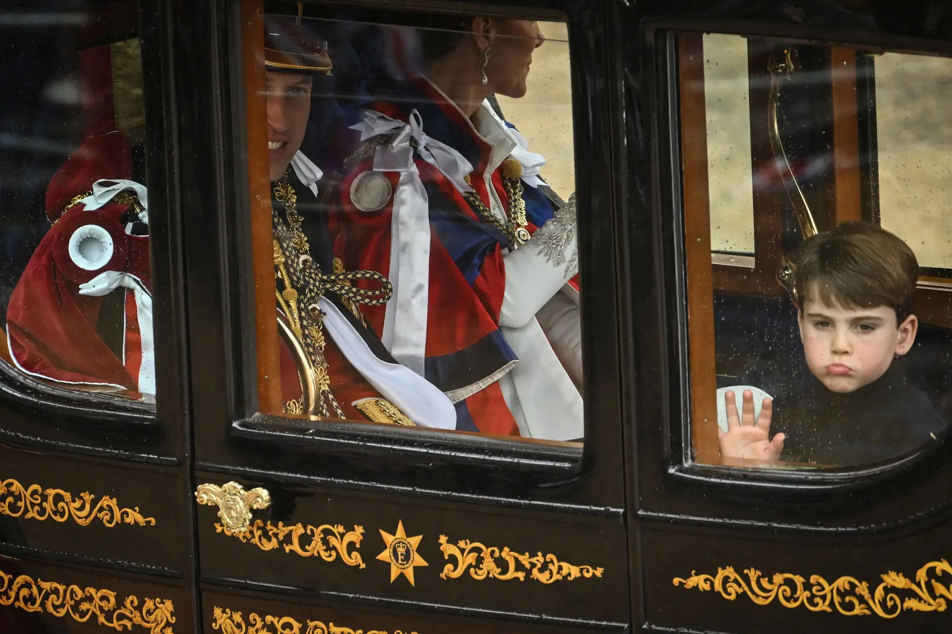 Caras  A cumplicidade dos príncipes Charlotte e Louis na coroação