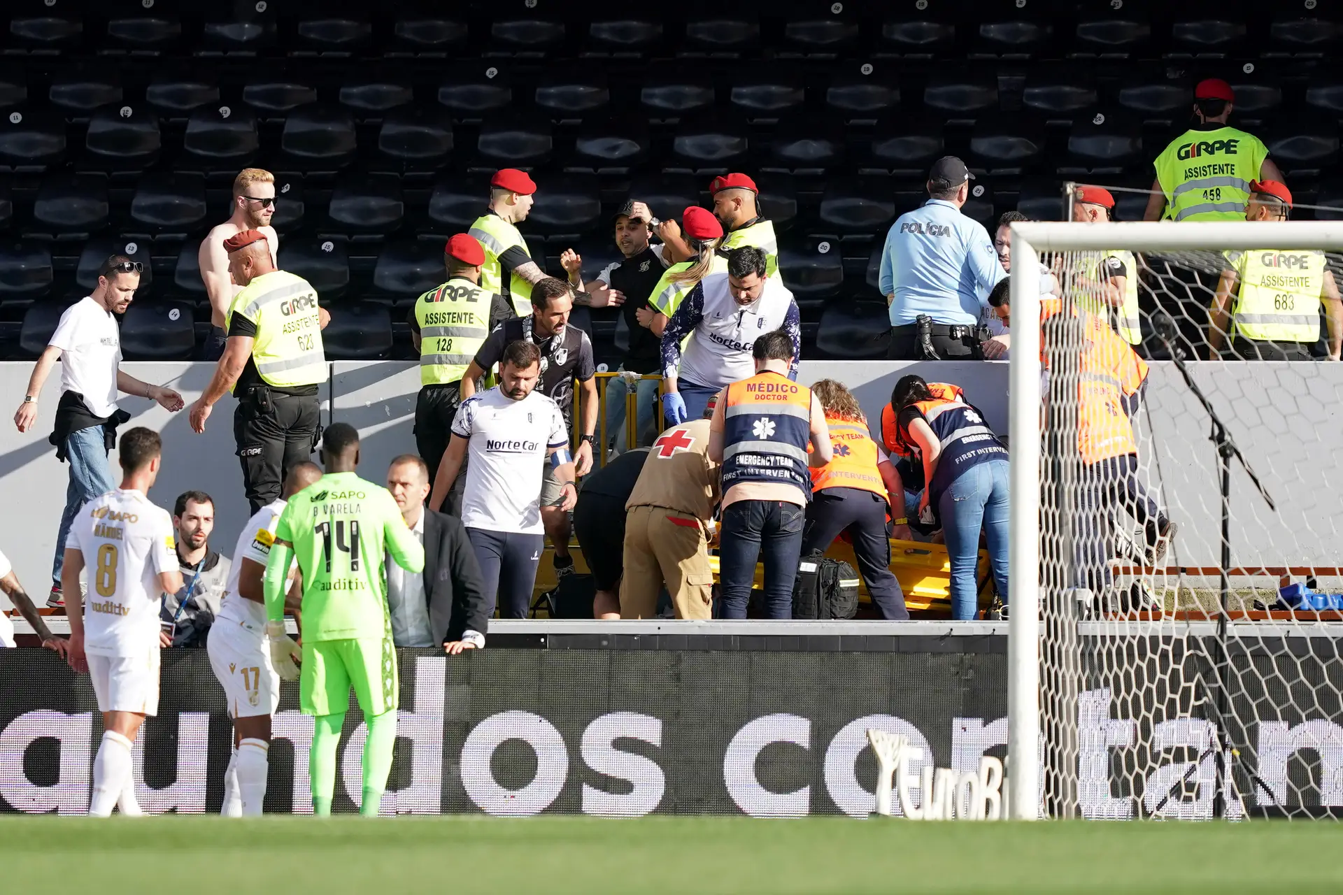 Adepto cai da bancada durante jogo Vitória de Guimarães - Vizela