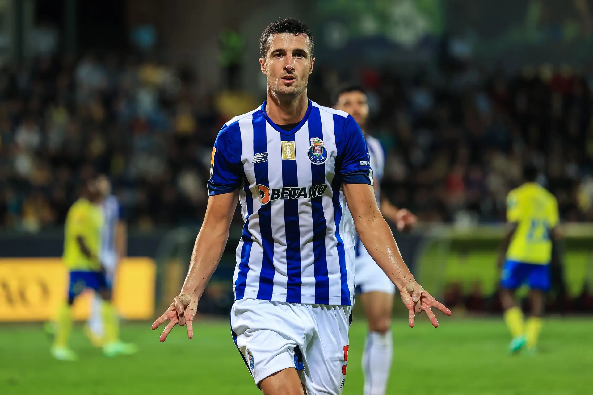 FC Porto vence em Arouca e continua a sonhar com primeiro lugar