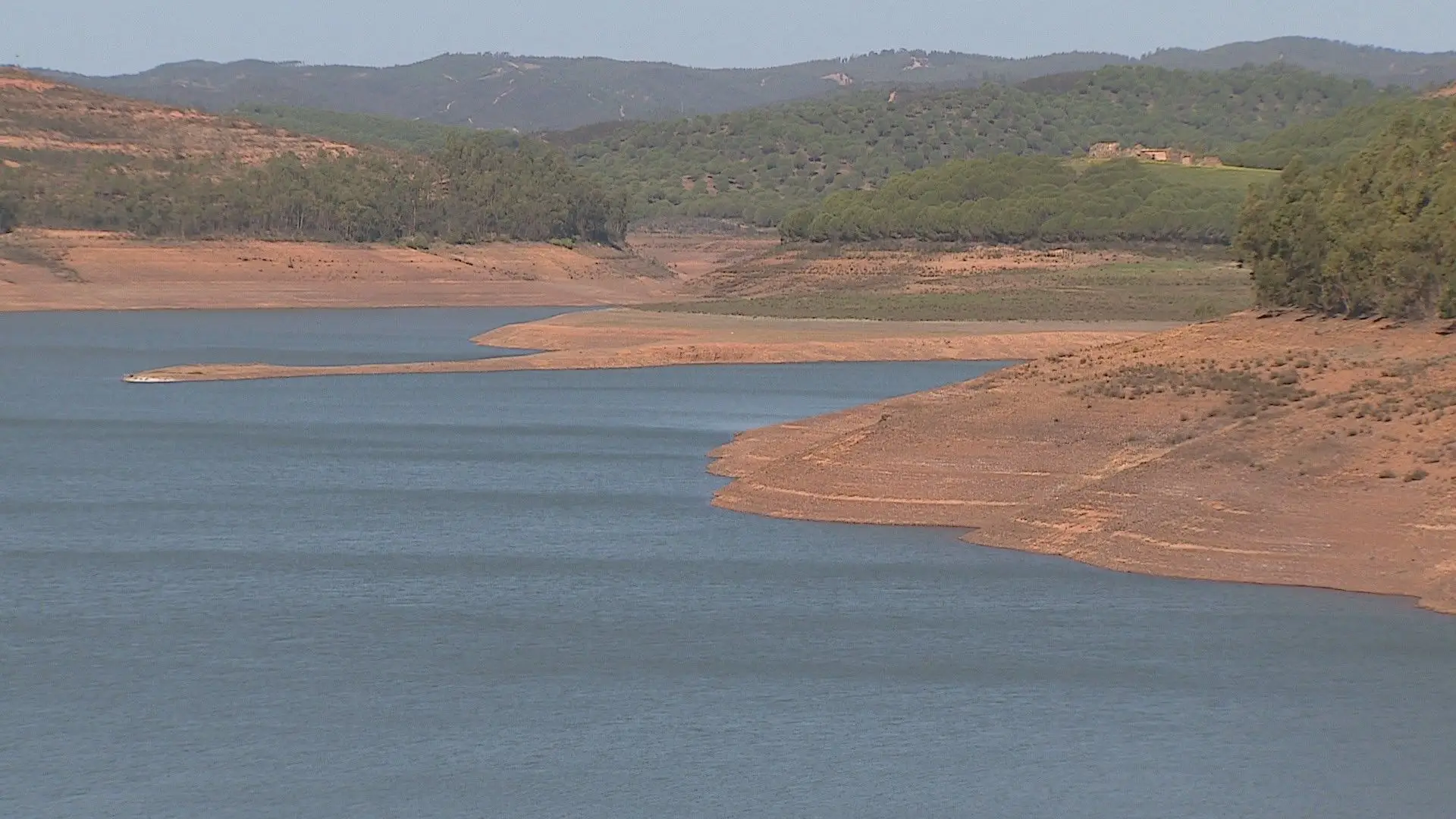 Primeiro-ministro anuncia alívio das restrições ao consumo de água no Algarve em todos os setores 