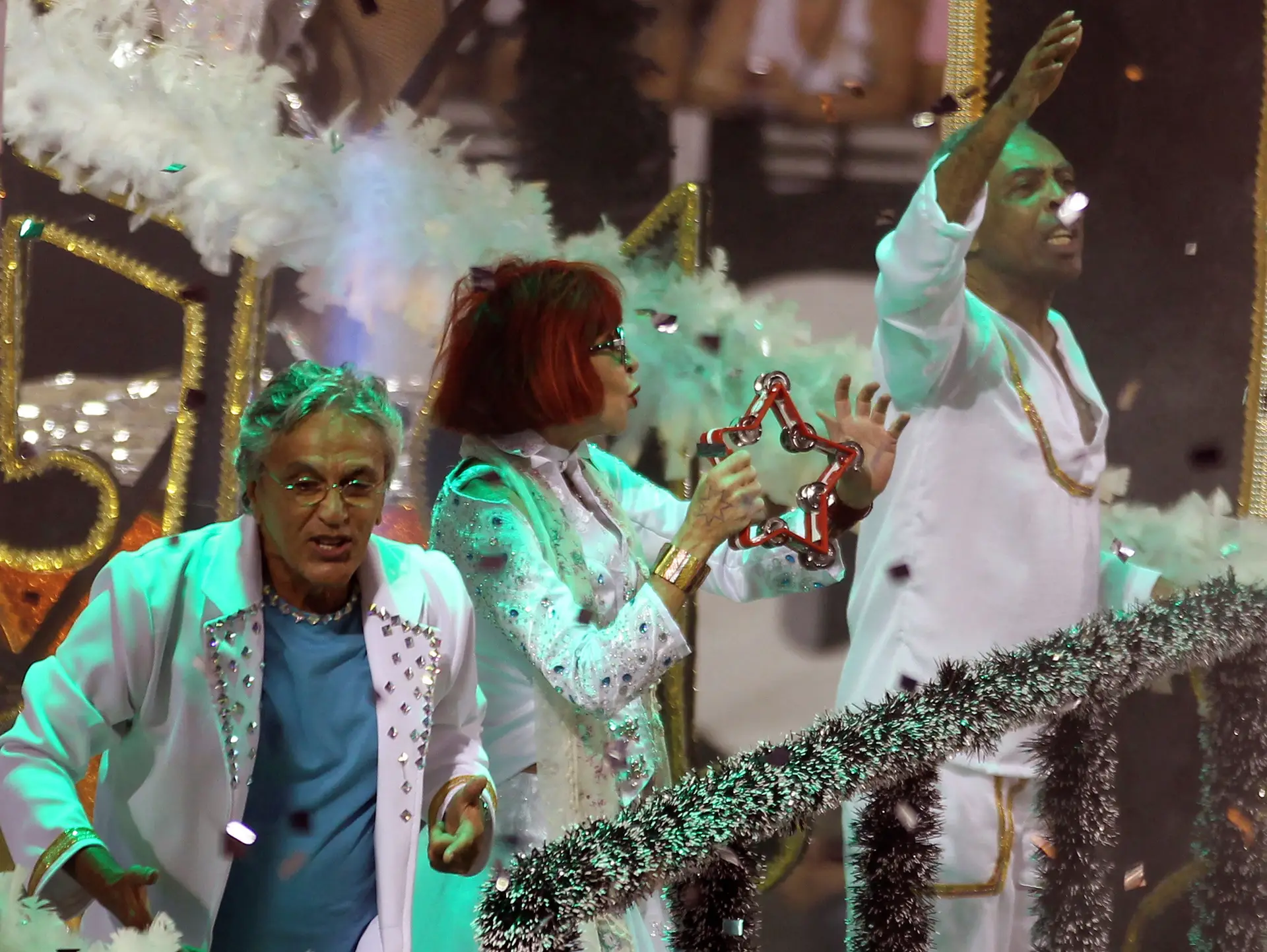 Rita Lee entre Caetano Veloso e Gilberto Gil durante um desfile no sambódromo, em São Paulo, em fevereiro de 2012.
