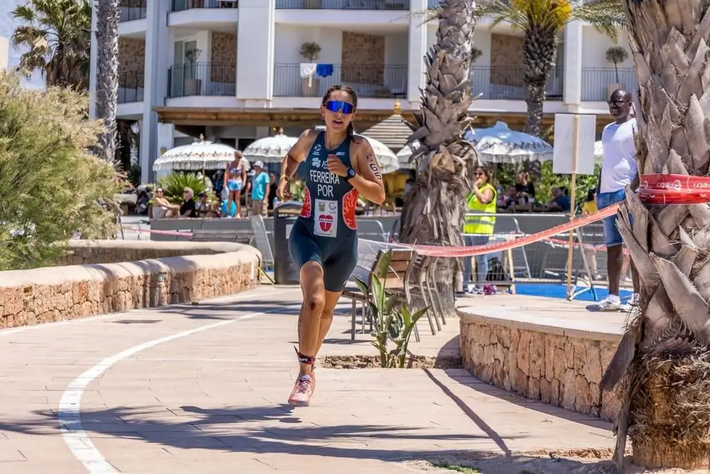 Portuguesa Beatriz Ferreira sagra-se campeã do mundo de triatlo em sub-23
