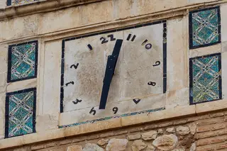 Relógio invulgar que gira ao contrário atrai visitantes a mesquita na Tunísia