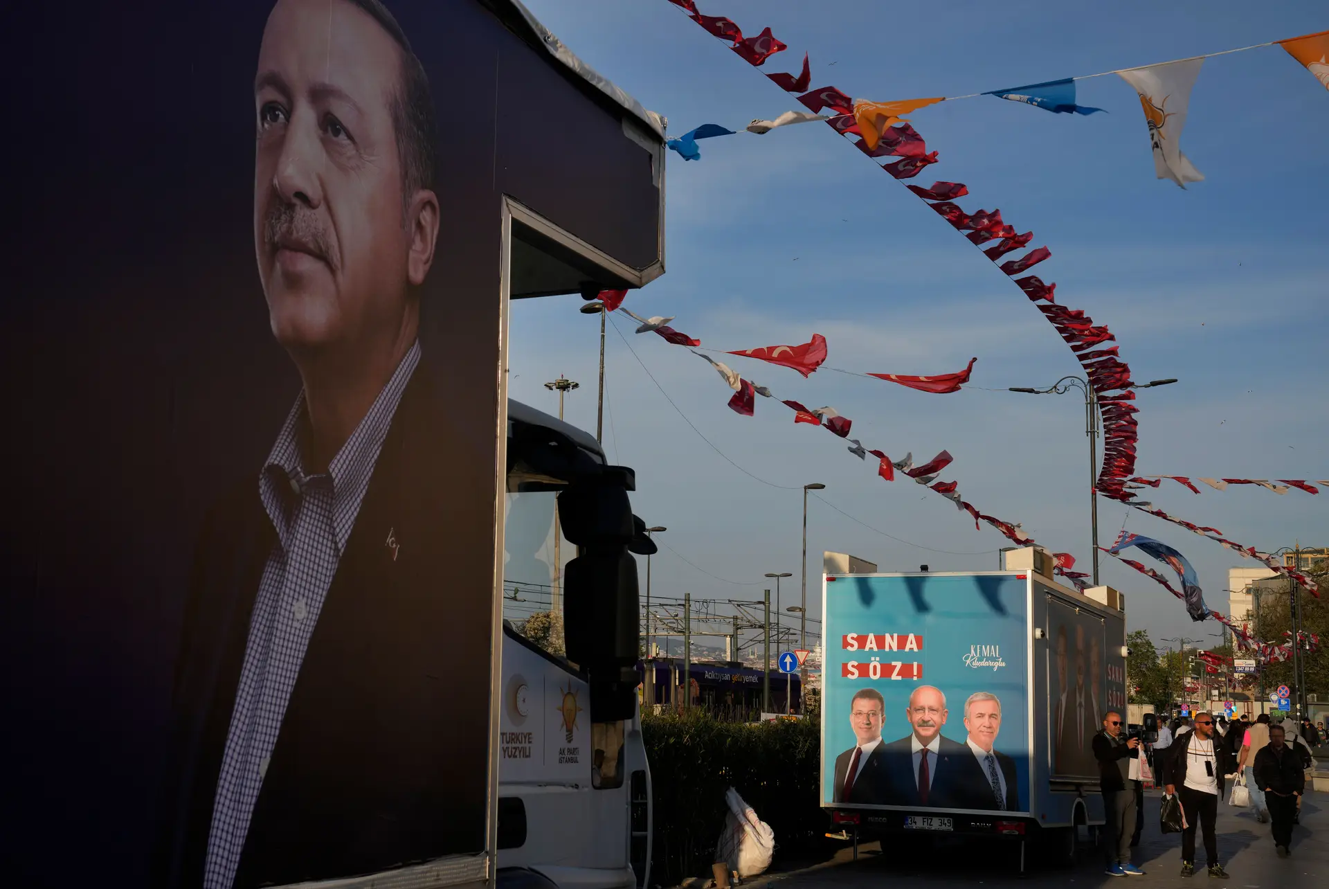 Cartazes de campanha de Erdogan e Kemal Kiliçdaroglu em Istambul
