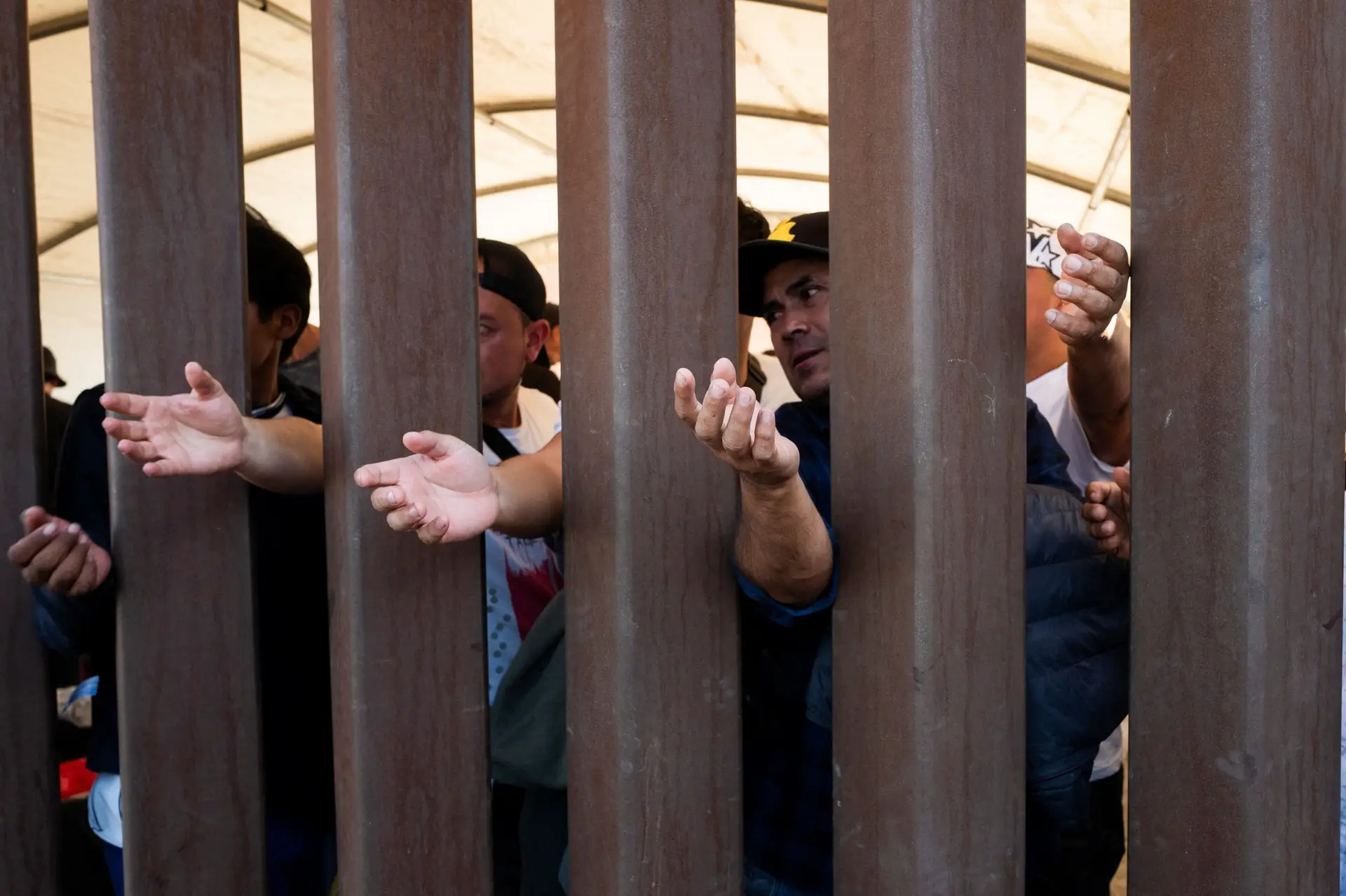 Milhares de migrantes na fronteira entre México e EUA após levantamento do Título 42