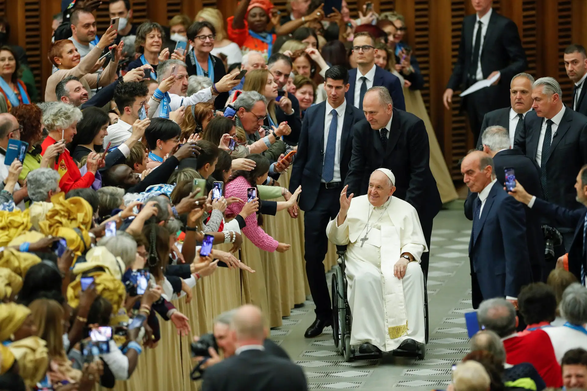 Papa diz que "neutralidade" do Santo Padre permite ajudar a resolver conflitos