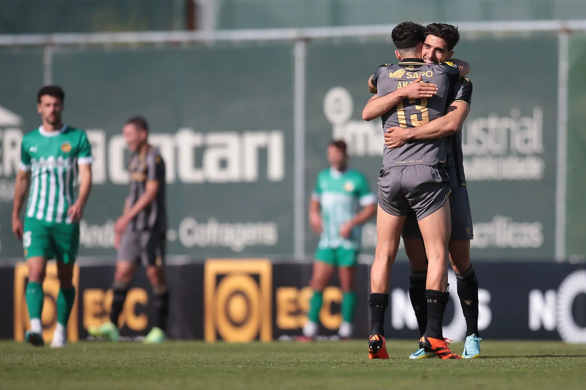 Os jogadores do Vitória de Guimarães festejam a vitória contra o Rio Ave durante o jogo da 32ª jornada da I Liga de Futebol realizado no Estádio do Rio Ave Futebol Clube, Vila do Conde