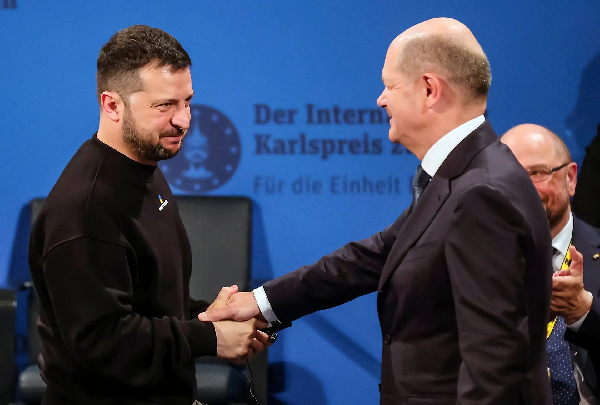 Zelensky recebe prémio Carlos Magno: Ucrânia "faz parte da família europeia"