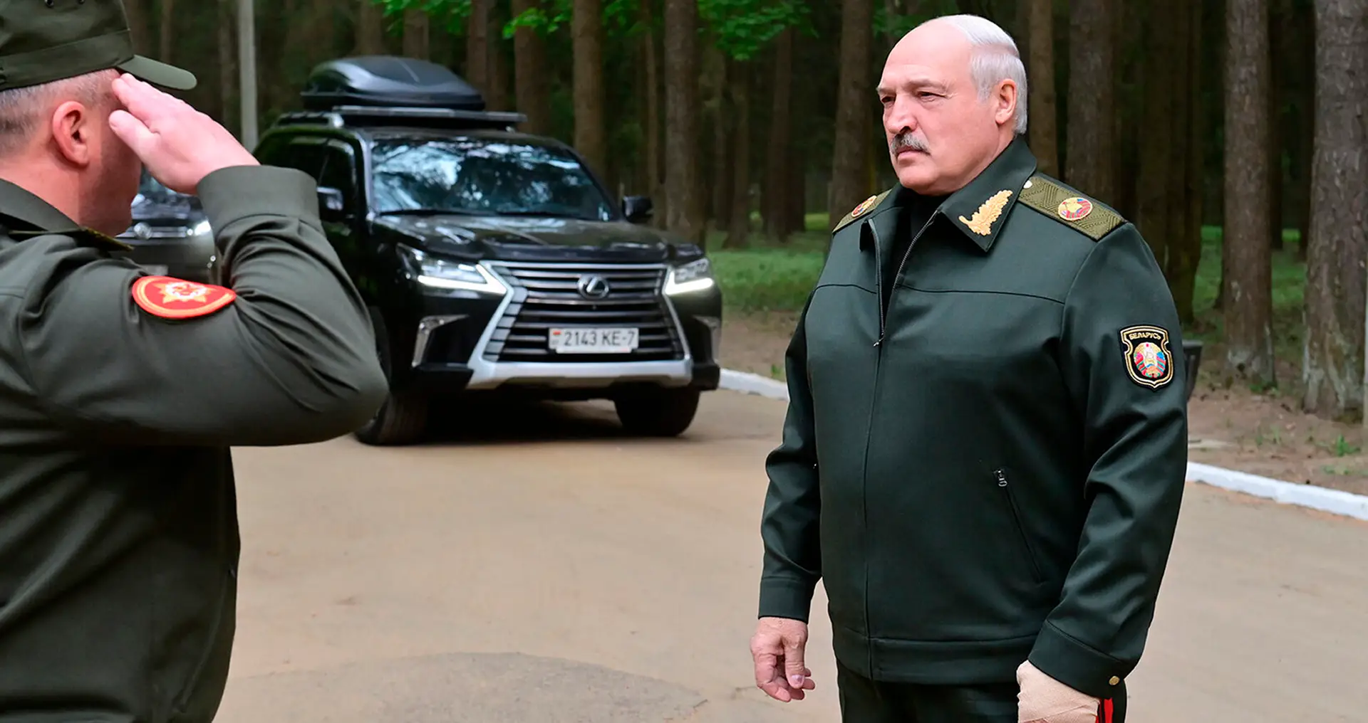 Presidente Lukashenko reaparece com ligadura na mão