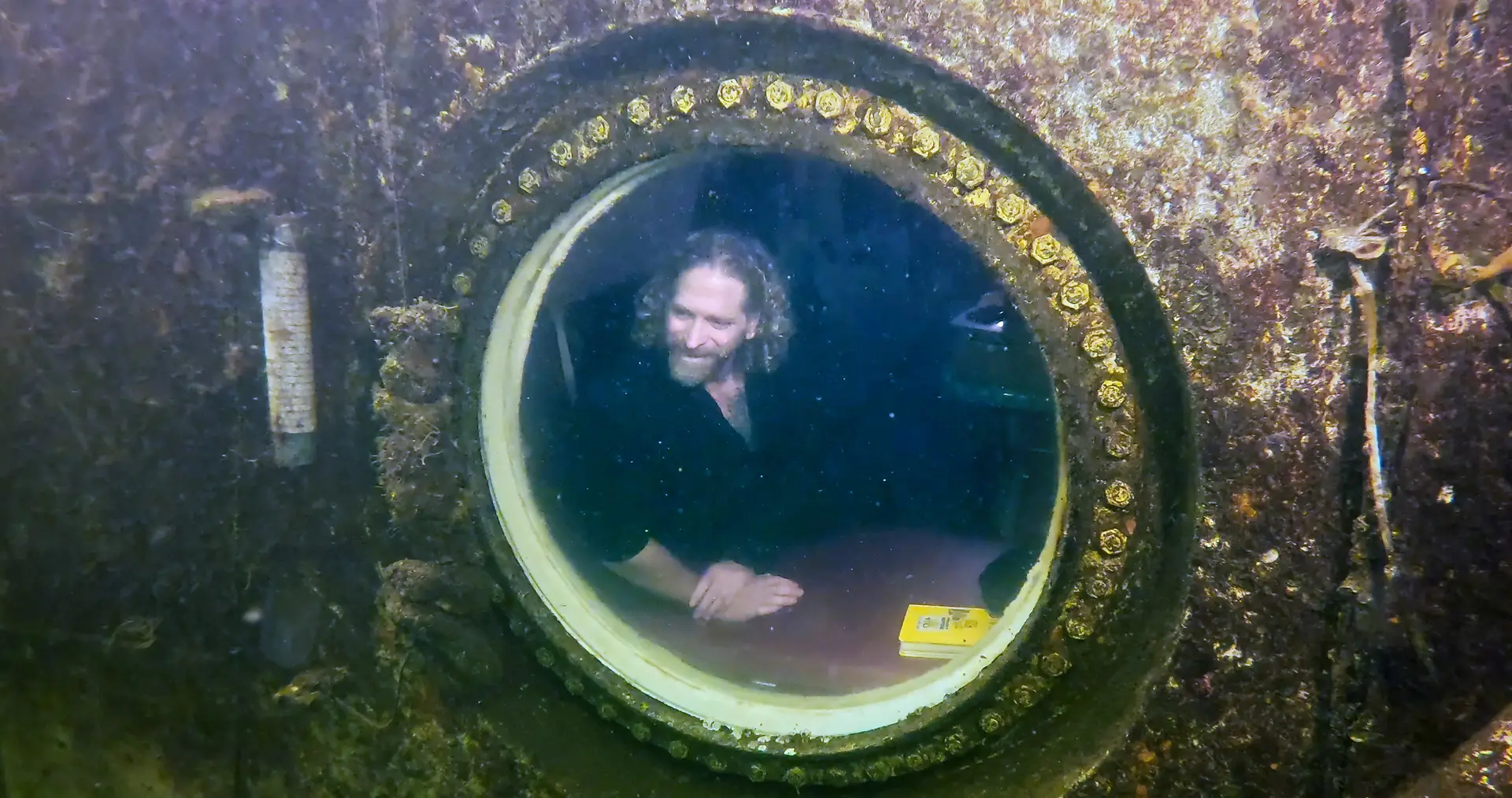 Professor universitário bate recorde ao viver 74 dias debaixo de água