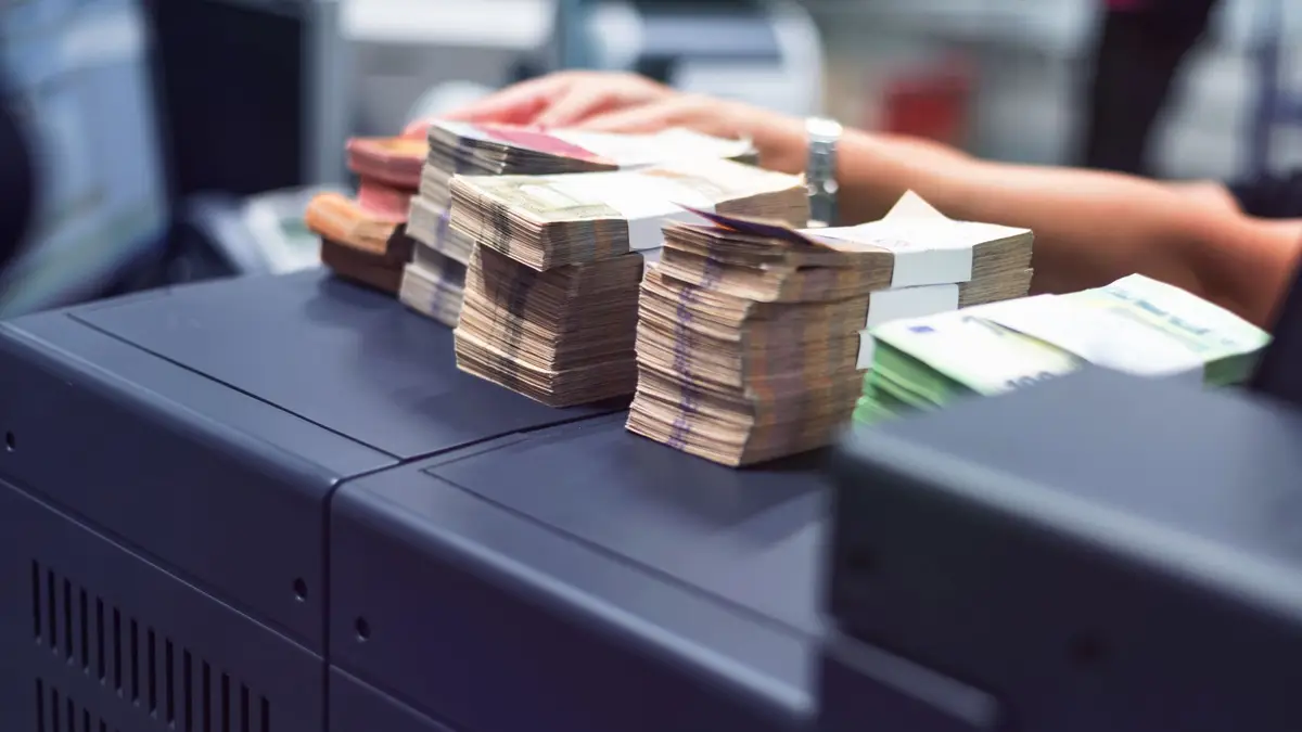 Dinheiro, banco.