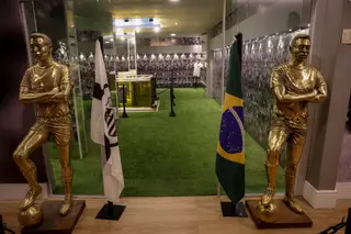 Estátuas em tamanho real e um túmulo dourado, o mausoléu de Pelé abriu portas ao público