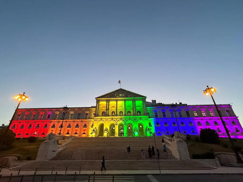 Parlamento iluminados com as cores do arco-íris