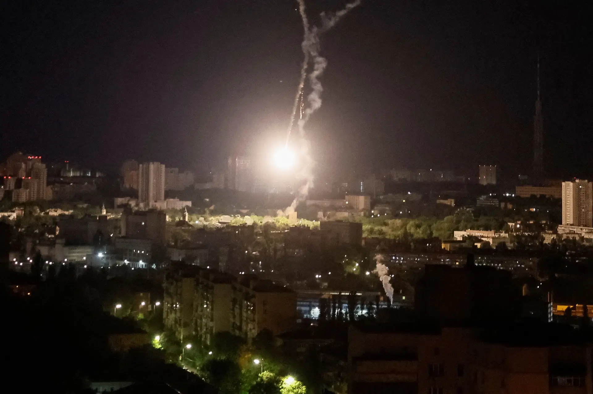 Kiev sofre novo ataque russo, desta vez "excecional em densidade"