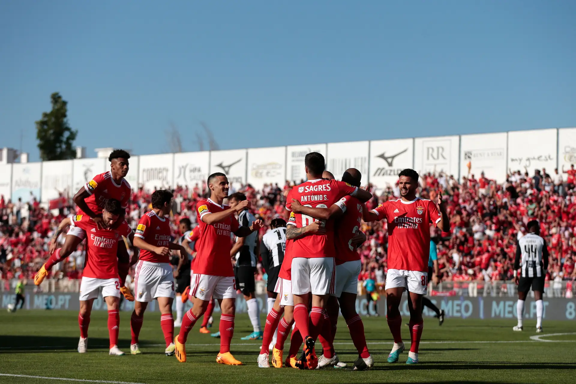 Jogadores do Benfica celebram golo