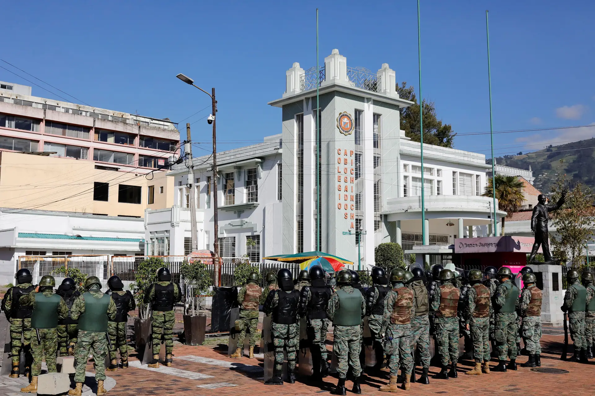 Dezenas de militares e polícias cercam o Parlamento do Equador após a dissolução