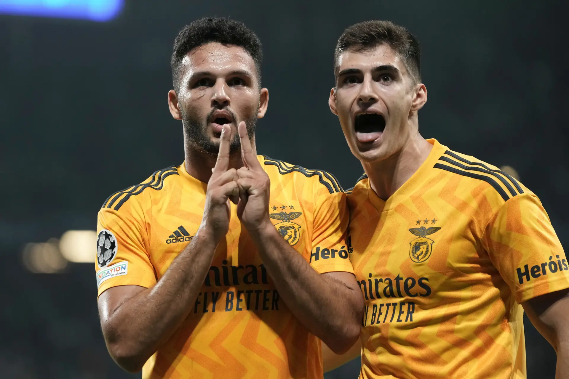 Gonçalo Ramos e António Silva festejam um golo frente ao Maccabi Haifa, num jogo da Liga dos Campeões
