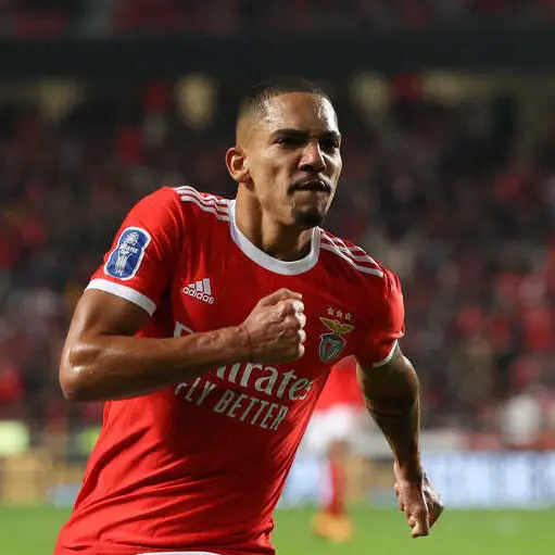 Gilberto comemora marca de 50 jogos com camisa do Benfica - Lance!