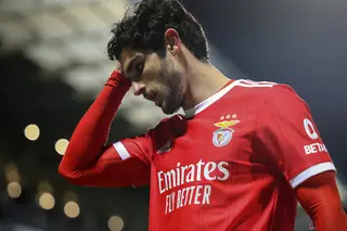 Benfica: Gonçalo Guedes vai ser operado ao joelho e falha última jornada