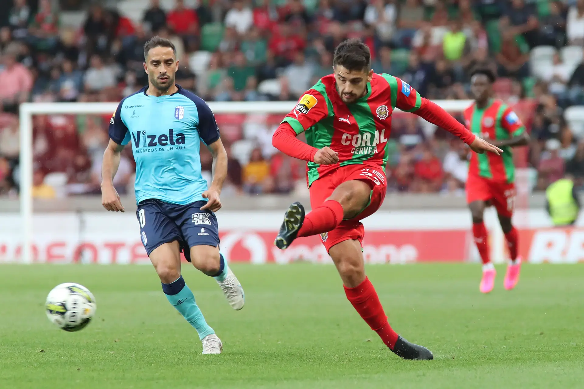 O jogador do Marítimo Xadas disputa a bola com Bondoso, do Vizela, durante a partida que ditou a descida de divisão para o Paços de Ferreira e o Santa Clara, no Funchal