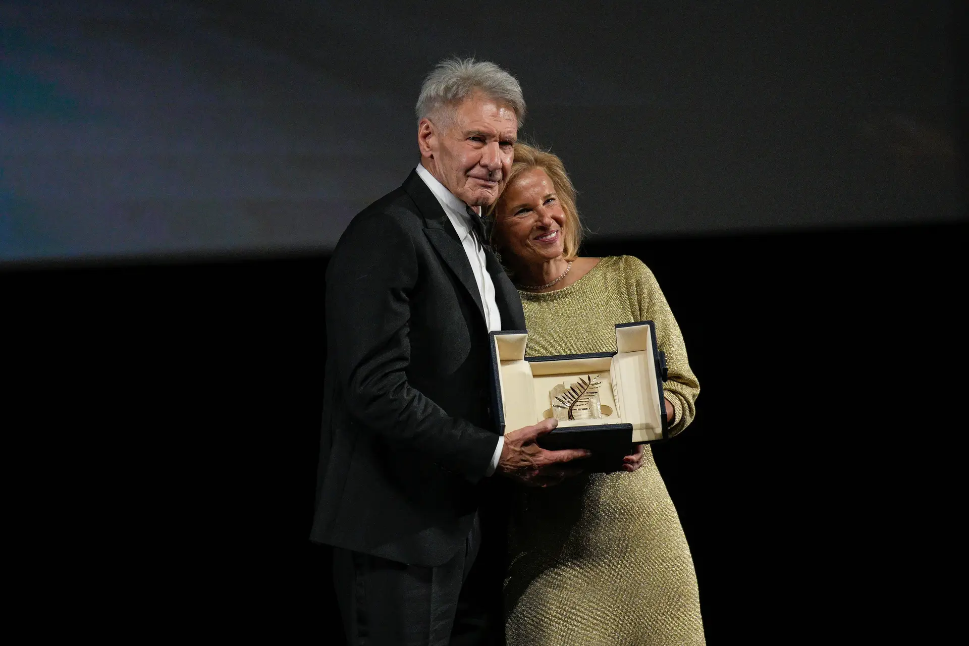 Iris Knobloch, nova presidente do Festival de Cannes, entregou a Harrison Ford uma Palma de Ouro honorária