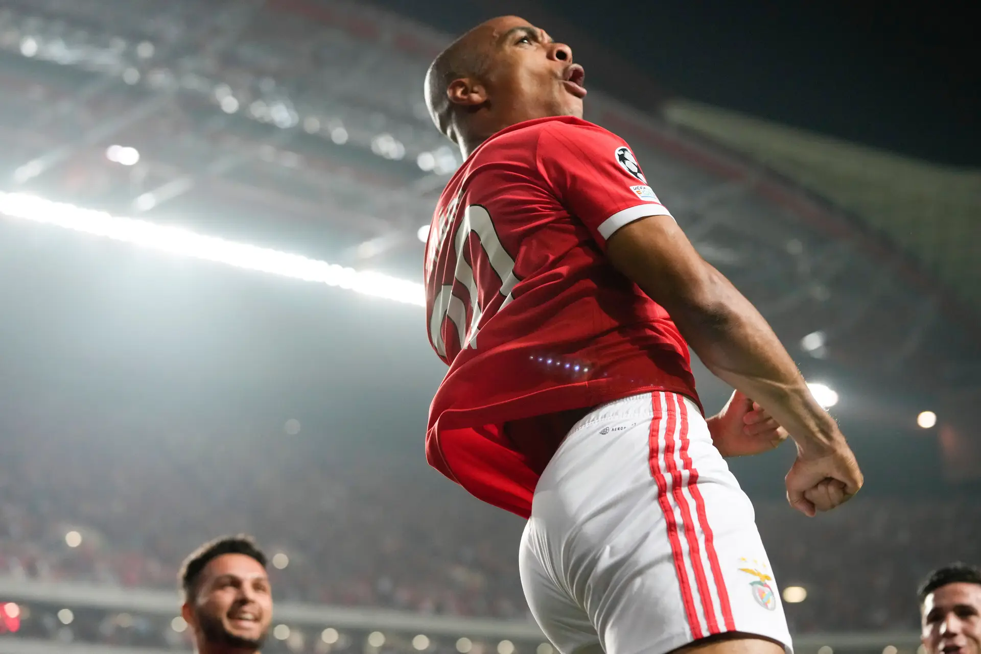João Mário festeja no Estádio da Luz, após um dos golos que valeu a vitória contra a Juventus. 