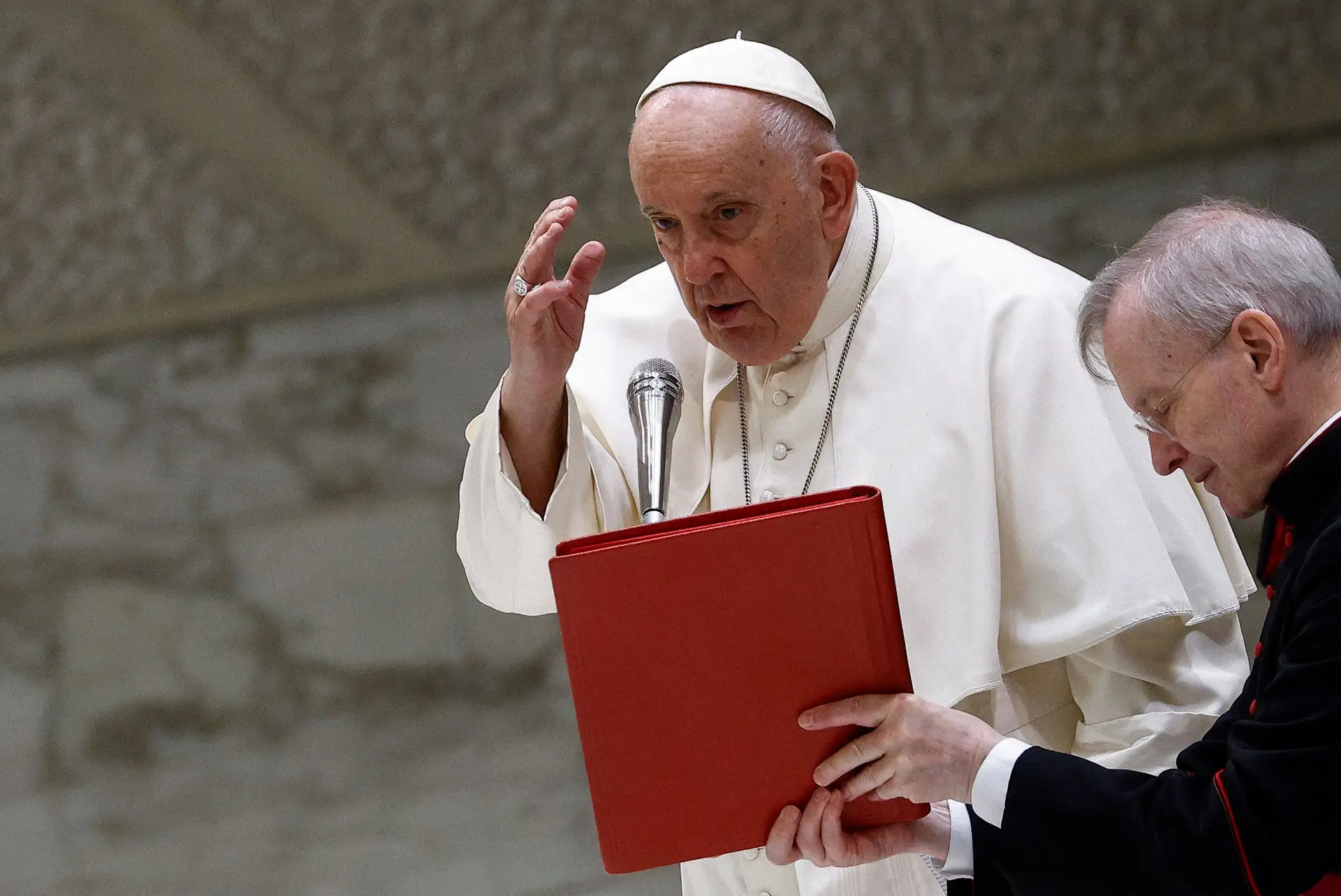 Papa lembra perigo de utilização de armas nucleares em mensagem à cimeira do G7