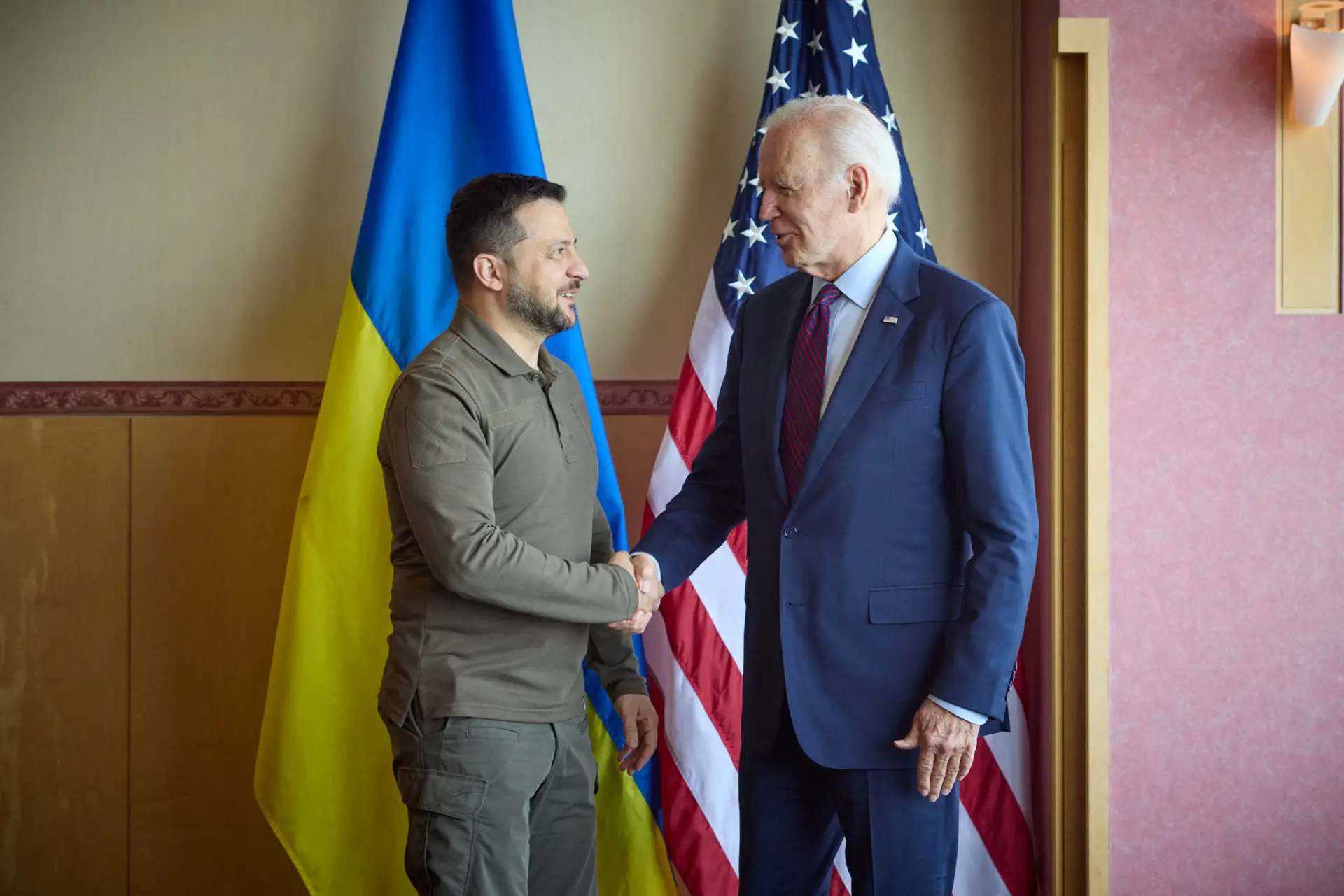 Biden anuncia mais apoio militar à Ucrânia em encontro com Zelensky